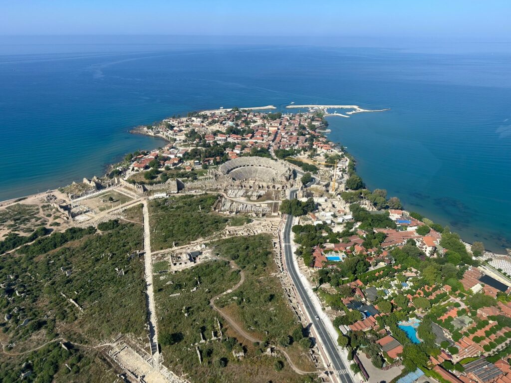 Antalya, sadece plajlarıyla değil; gökyüzüyle de nefes kesiyor.
Biz, TheMassless.com ekibi olarak, geleneksel tatil anlayışını yepyeni bir seviyeye taşıyoruz.
Üstelik, bunu sıradan bir yolculuktan çok daha fazlasıyla yapıyoruz:
Gyrocopter ile gerçekleştirilen Antalya turları, özgürlüğün ve adrenalinin birleştiği unutulmaz bir deneyimi beraberinde getiriyor.